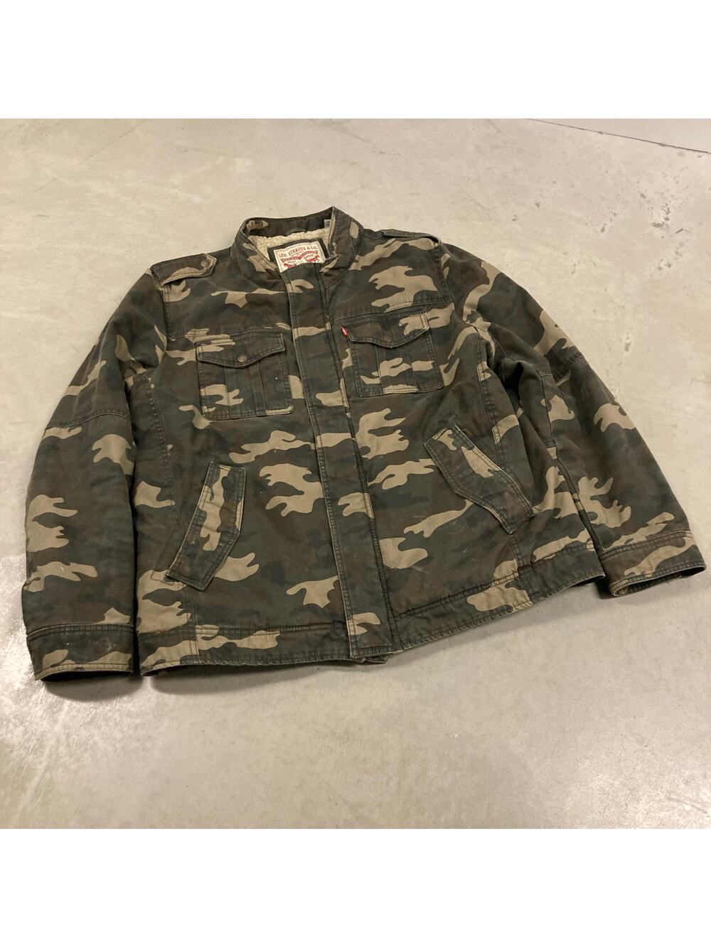 y2k fur lined camo Levi’s jacket